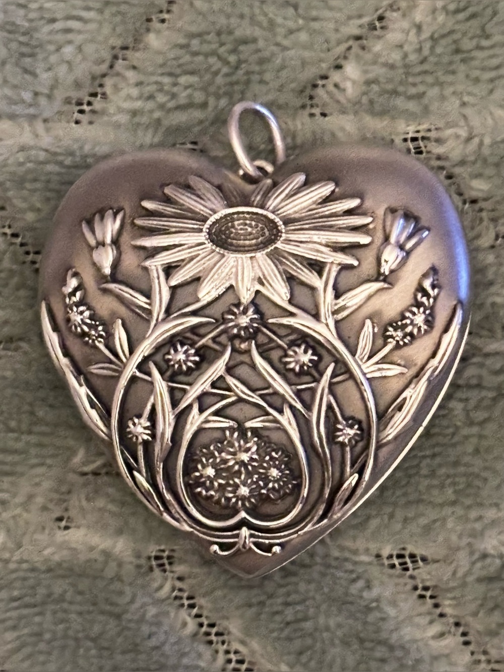STERLING SILVER, TIFFANY & CO. ZIEGFELD DAISY HEART LOCKET - Picture 2 of 10